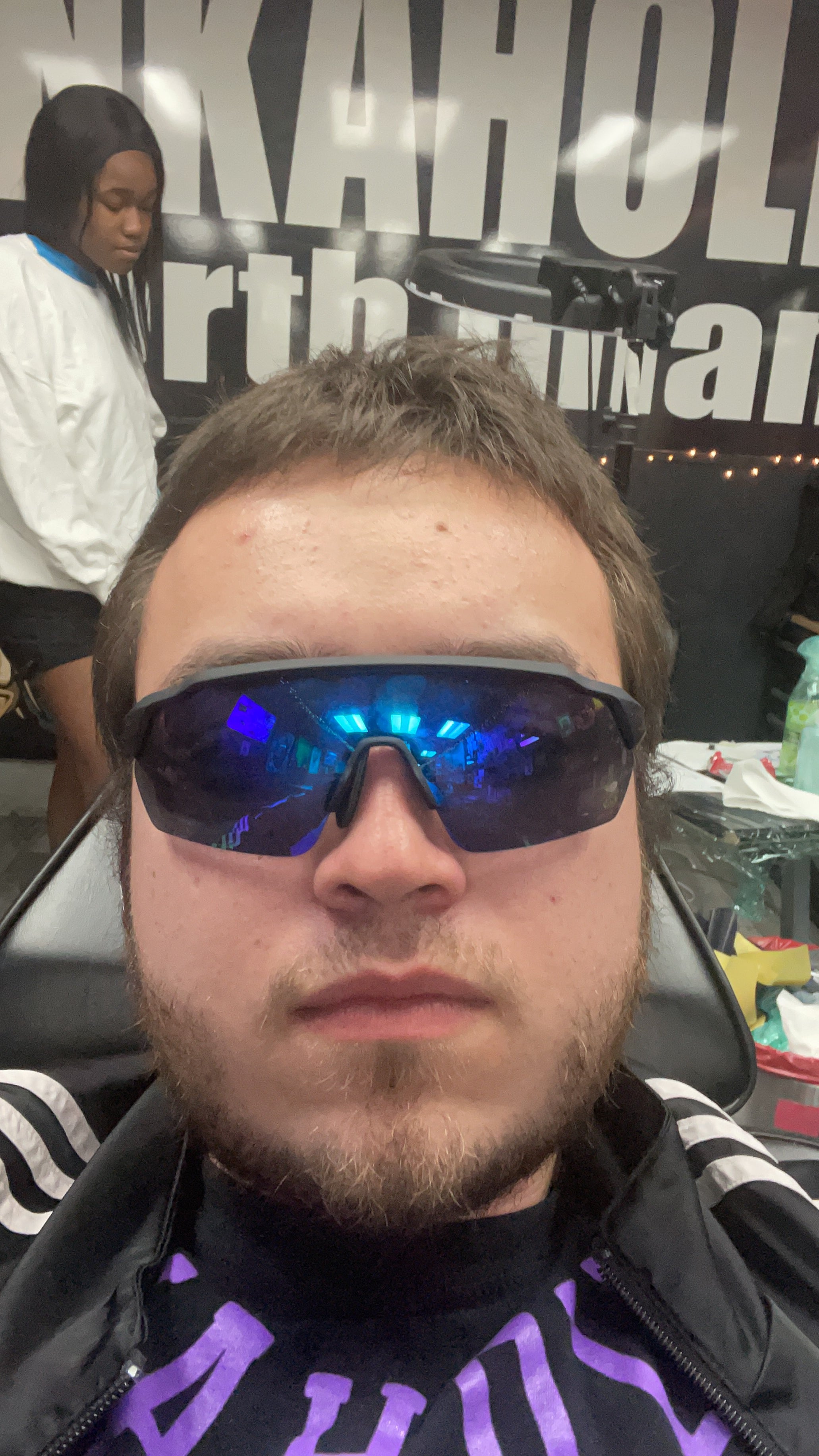 Retrato profesional de Alejandro Rodriguez, artista del tatuaje y dueño de Alexandrite Tattoo, mirando a la cámara con una expresión de gratitud para celebrar sus 7 años de trayectoria profesional.