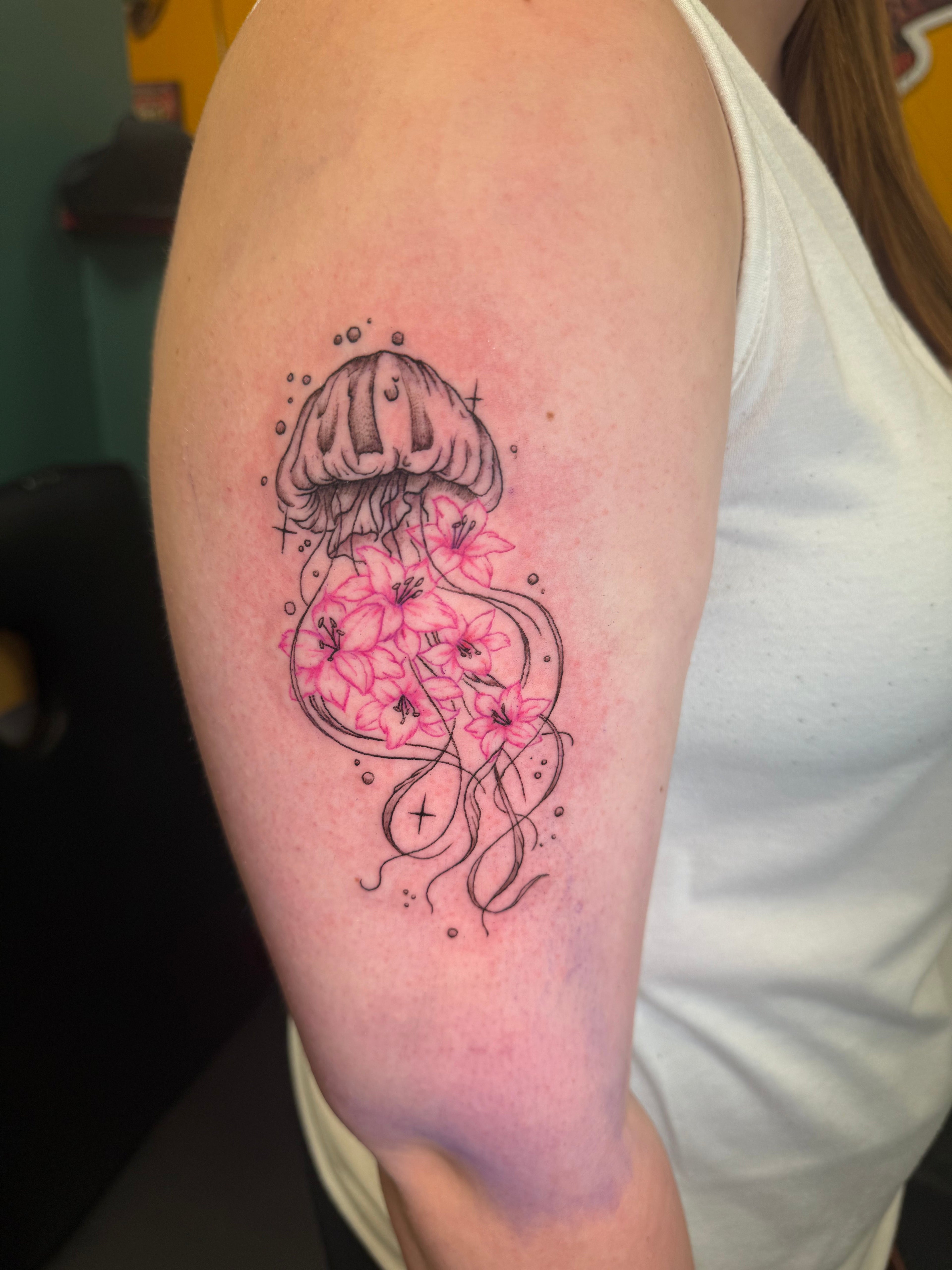 The Art of Invisible Complexity: A Fine Line Jellyfish and Floral Fusion