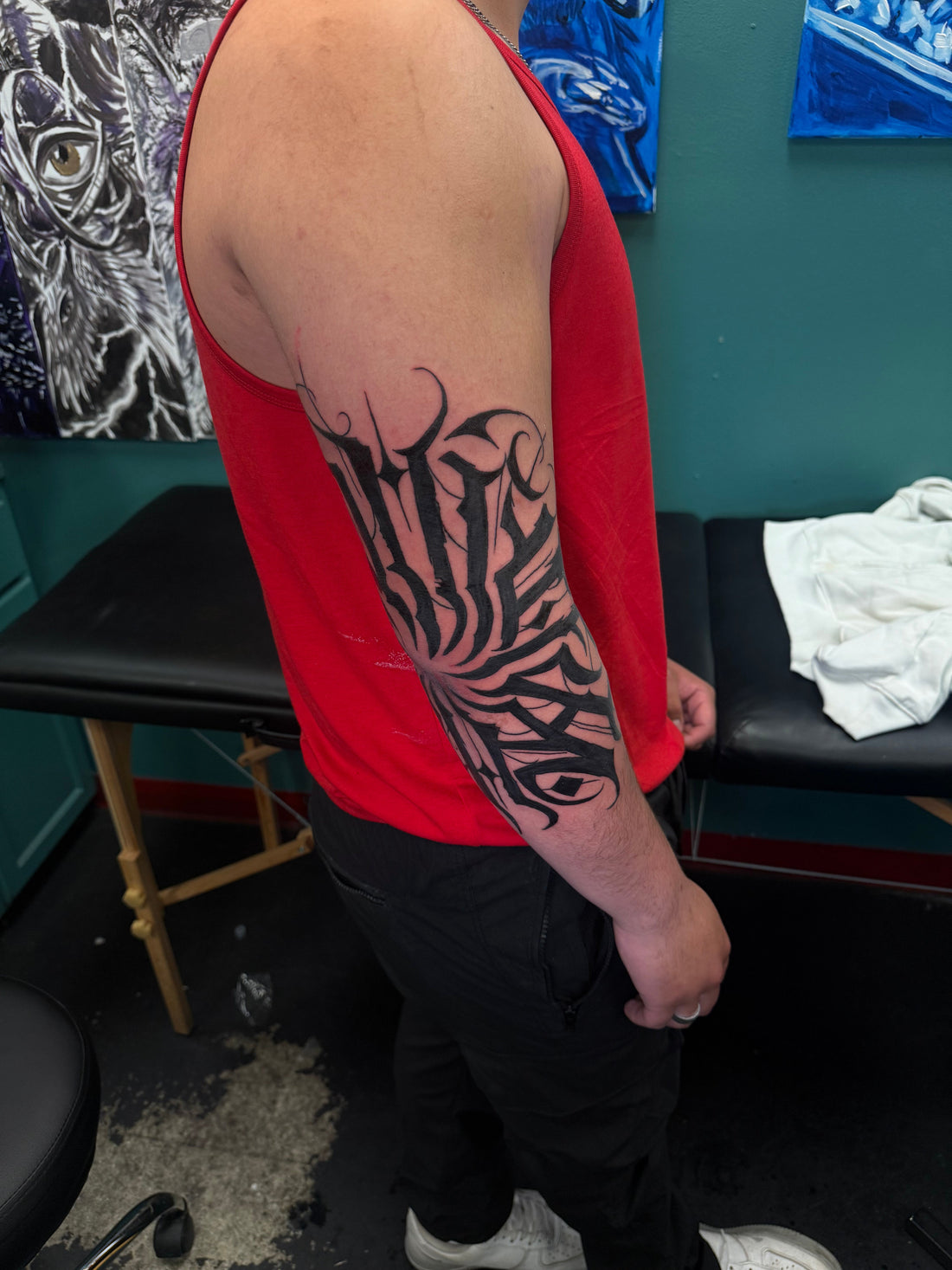 Freehand Calligraffiti: Custom Anatomical Flow and Script Mastery
